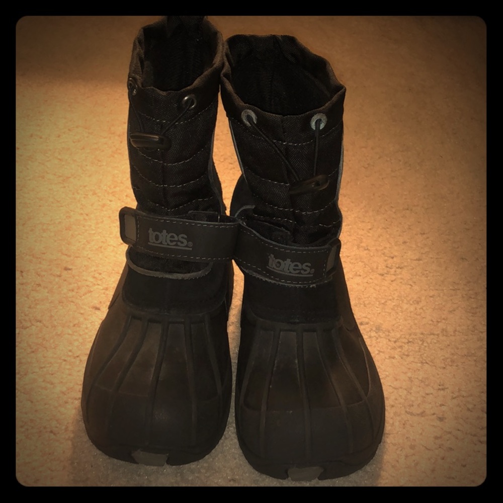 Totes black size 2 snow boots